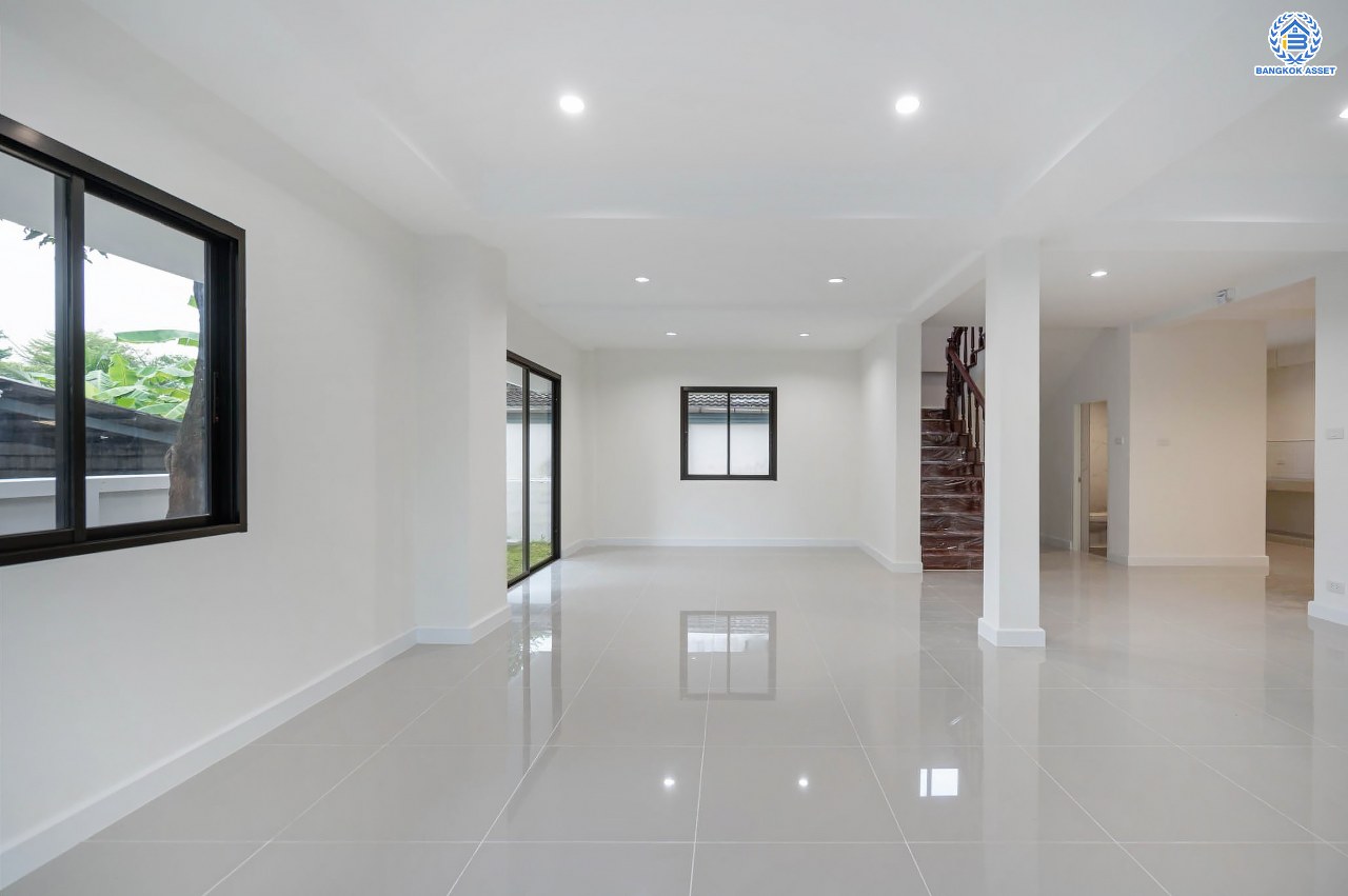 บ้านมือสองตกแต่งใหม่ โครงการ กฤษดานคร18 พุทธมณฑลสาย3 เนื้อที่ 80 ตร.ว. บนพื้นที่ใช้สอยมากถึง 272.57 ตร.ม. อีกระดับของฟังก์ชัน 4 ห้องนอน 3 ห้องน้ำ จอดรถได้ 2 คัน บรรยากาศสุด Private บนทำเลศักยภาพเชื่อมต่อหลายเส้นทาง ใกล้เซ็นทรัลปิ่นเกล้า ม.มหิดล และทางด่วน "ศรีรัช"